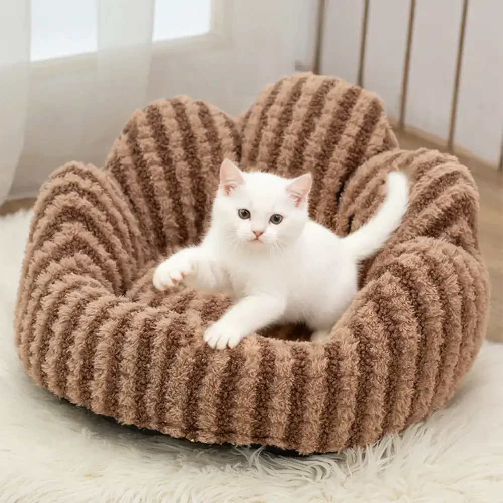 Lit pour animaux en peluche rayé en forme de pétale - Image 9